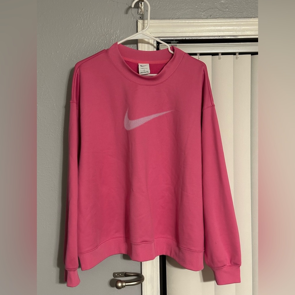 Nike Women’s Therma-Fit graphic crew neck sweatshirt (plus size) in pink